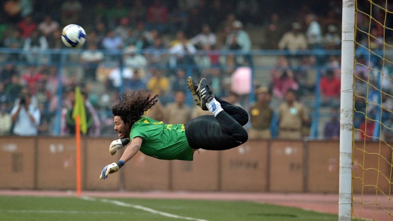 Thủ thành cực dị Rene Higuita thực sự là một cái tên rất đặc biệt của bóng đá Thủ thành cực dị Rene Higuita thực sự là một cái tên rất đặc biệt của bóng đá
