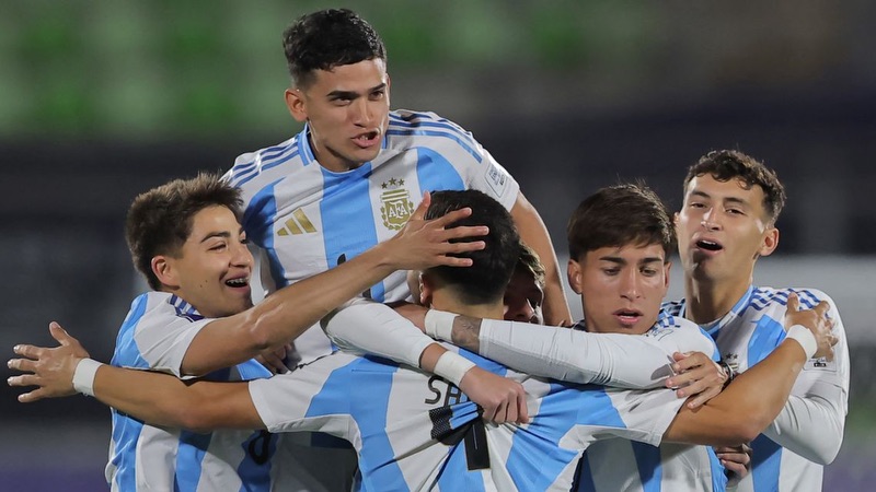 Argentina chắc chắn vẫn mạnh hơn dù cho có nhiều cầu thủ trẻ Argentina chắc chắn vẫn mạnh hơn dù cho có nhiều cầu thủ trẻ